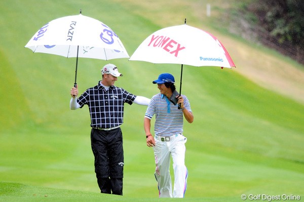 2011年 つるやオープンゴルフトーナメント 3日目 石川遼、B.ジョーンズ この二人は以前から結構仲良しなんですワ。何をしゃべってんねやろネ？BJがえらい楽しそうやん！