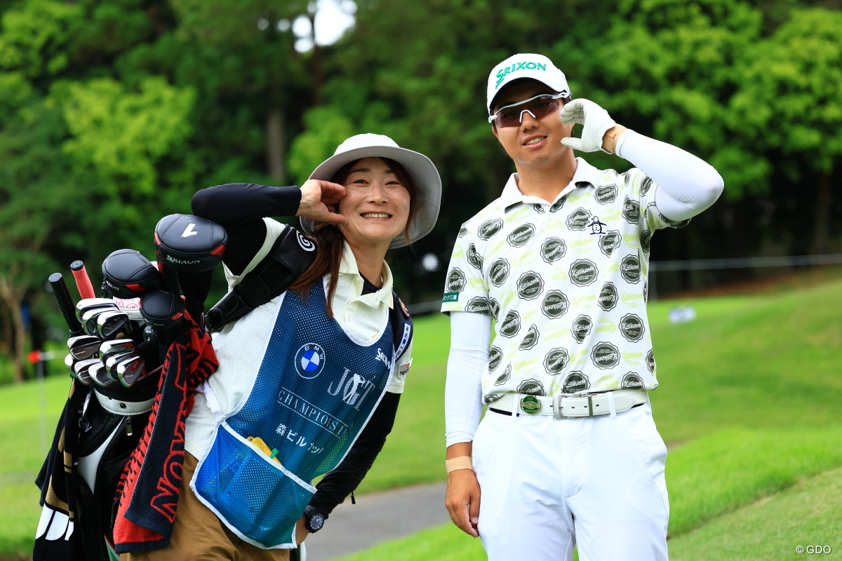 キャディの鈴木さんとの1枚 2025年 BMW 日本ゴルフツアー選手権 森ビルカップ 4日目 発多ヤマト