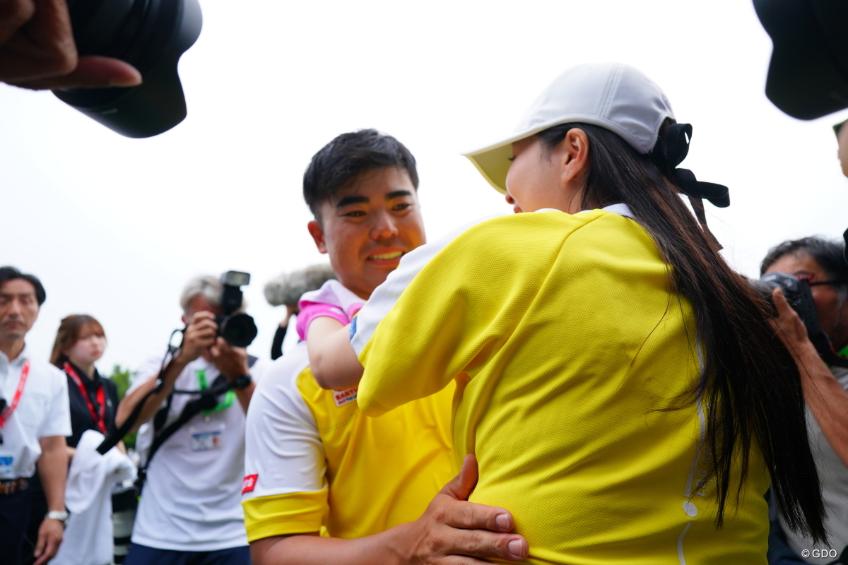 優勝を決めて奥様と抱き合って喜ぶ