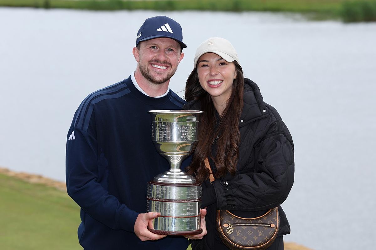 初優勝を飾ったコナー・サイム。アラニス夫人と喜んだ(Stuart Franklin/Getty Images)