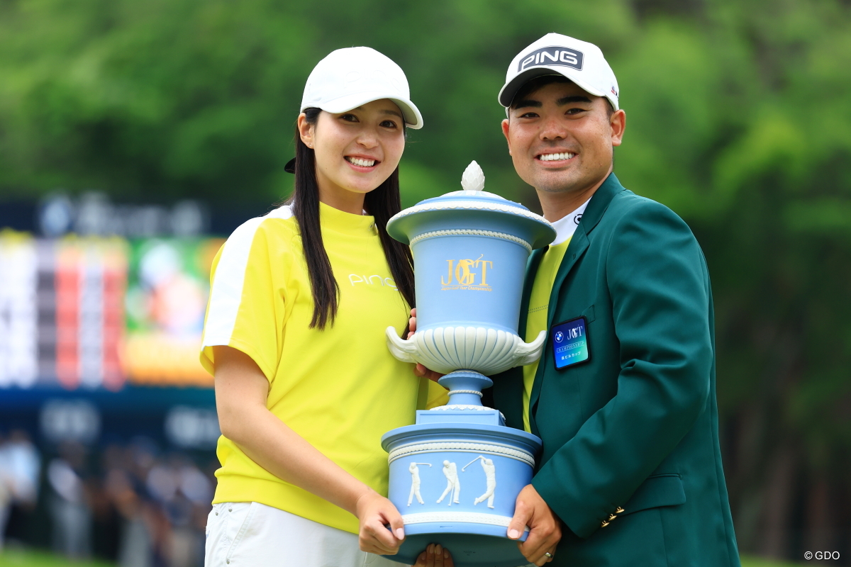 蝉川泰果と優勝カップを手にする妻・久保葵さん