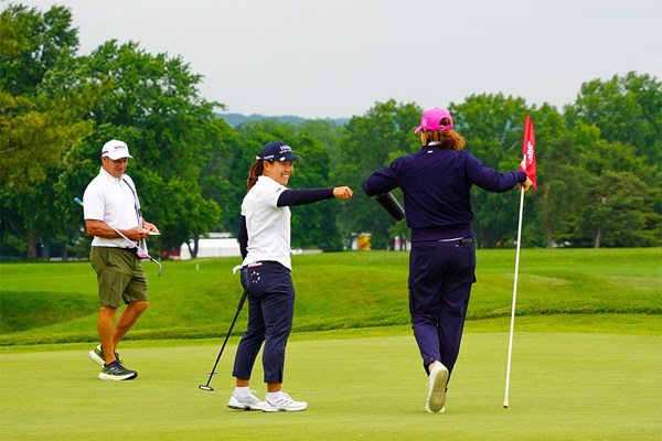 2025年 マイヤーLPGAクラシック 事前 畑岡奈紗 ジュリ・インクスター 最後はグータッチ