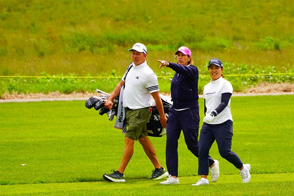 2025年 マイヤーLPGAクラシック 事前 畑岡奈紗 ジュリ・インクスター バッグを担ぐグレッグ・ジョンストン氏の元相棒、ジュリ・インクスター(真ん中)が登場。珍しい3ショット