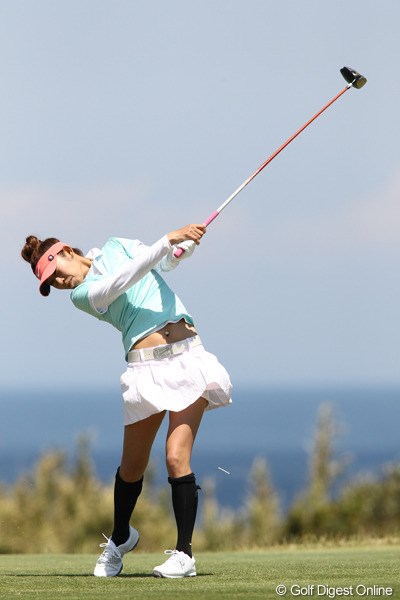 2011年 フジサンケイレディスクラシック 最終日 金田久美子 13番、晴天の川奈ゴルフクラブ、青い海を背にティショット。