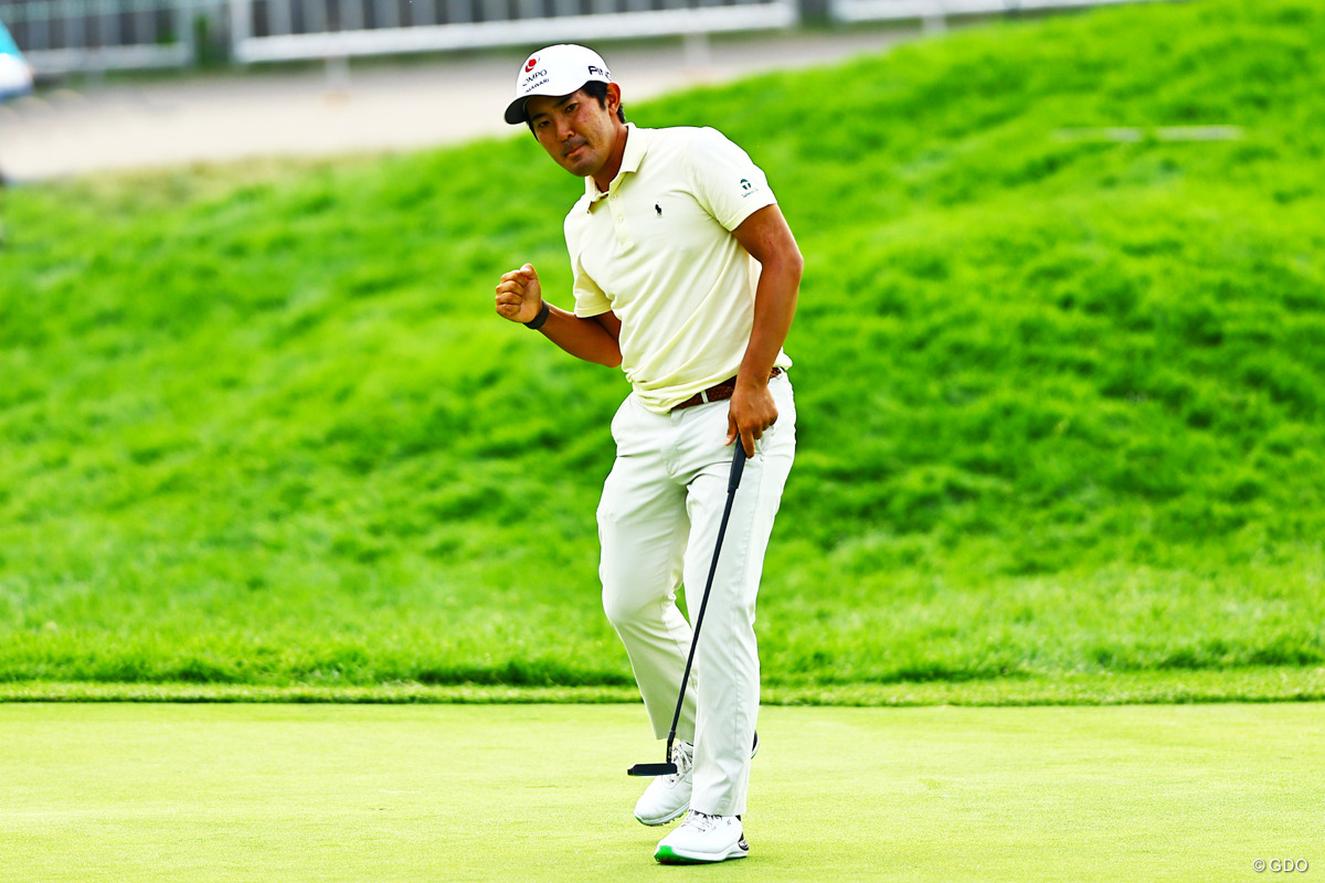 必死に食らいつく