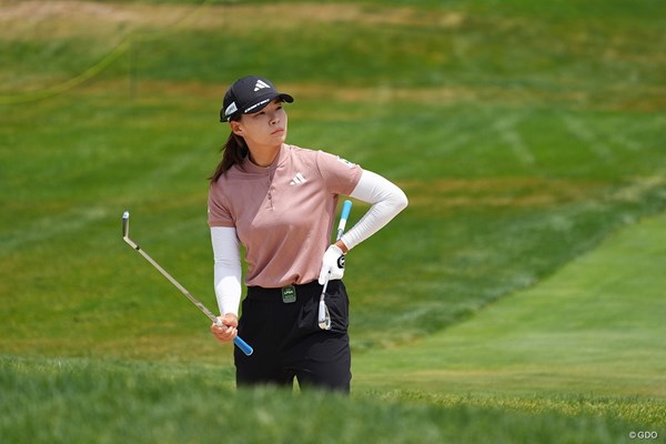 2025年 マイヤーLPGAクラシック 初日 渋野日向子 12番バンカーショットは慎重にクラブを選択して好ショット