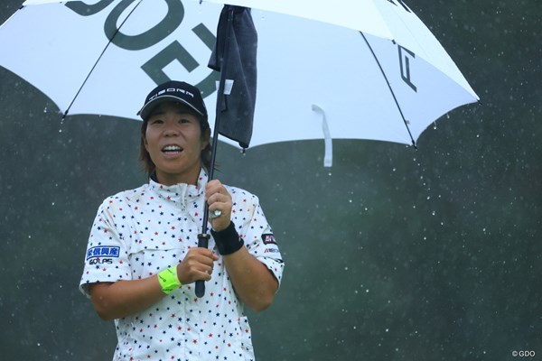 2025年 宮里藍 サントリーレディスオープンゴルフトーナメント 3日目 穴井詩 雨好きみたい