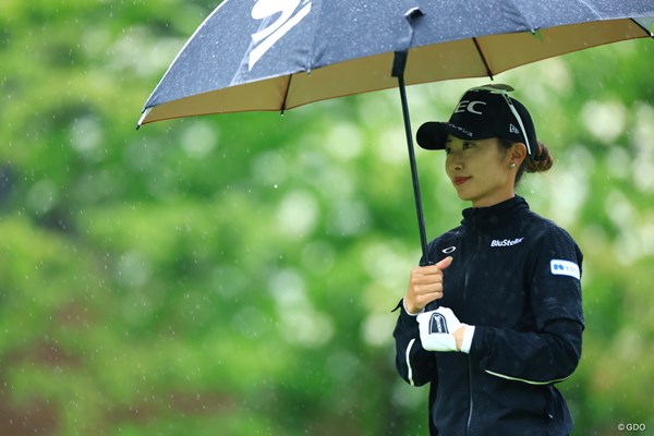 2025年 宮里藍 サントリーレディスオープンゴルフトーナメント 3日目 安田祐香 雨に打たれながら…