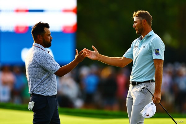 2025年 全米オープン 3日目 J.J.スポーン サム・バーンズ サム・バーンズ（右）がメジャー初優勝へ単独首位で最終日を迎える