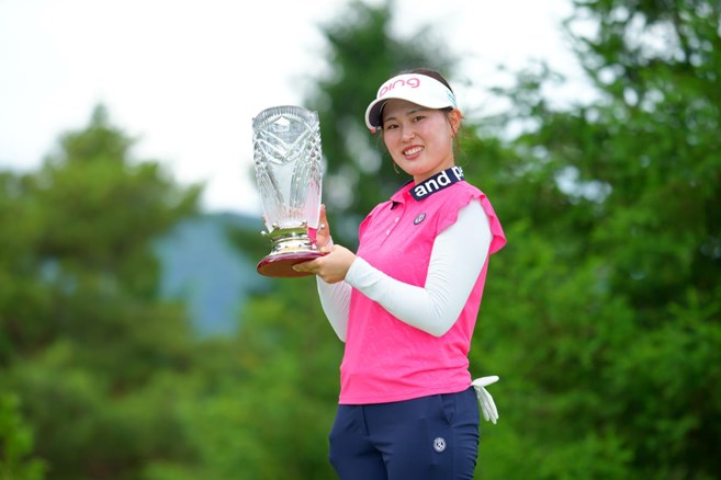 皆吉愛寿香が下部ツアー初優勝 本明夏とのプレーオフ制す