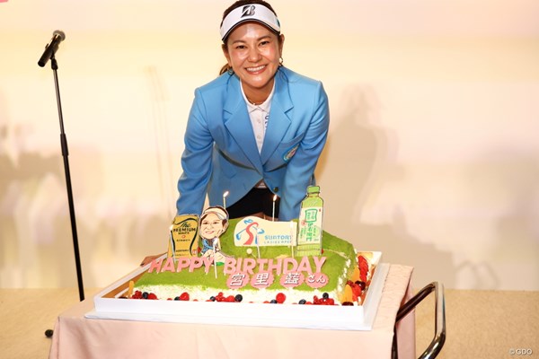 大会から一足早いバースデーケーキでお祝いされた大会アンバサダーの宮里藍さん
