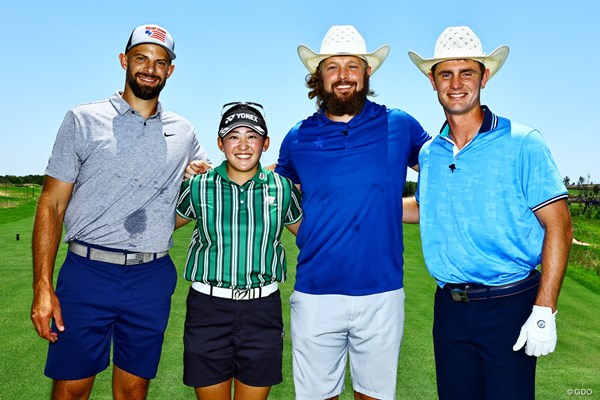 岩井千怜をはさみ、左からダラス・カウボーイズのブライアン・アンガー、トレント・シグ、ブランドン・オーブリ