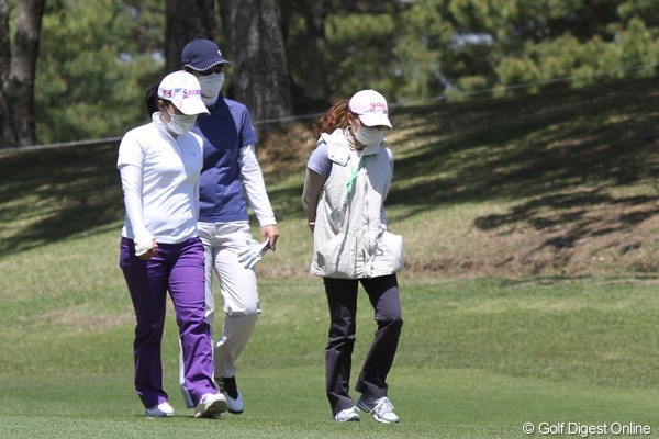 2011年 サイバーエージェントレディスゴルフトーナメント 事前 李知姫 風で喉を痛めたという李知姫（中央）はサングラス＆マスクでラウンド