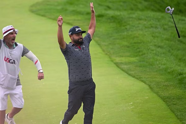 全米オープン優勝を決めてパターを放り投げるJ.J.スポーン（提供GolfWRX）