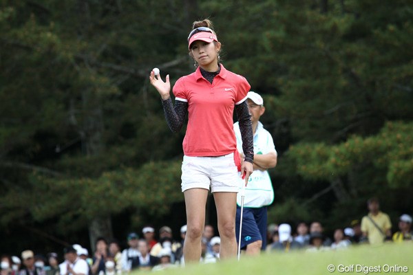 2011年 サイバーエージェントレディスゴルフトーナメント 初日 金田久美子 先週の最終日よりも多くのギャラリーに囲まれながら1アンダーを記録した金田久美子