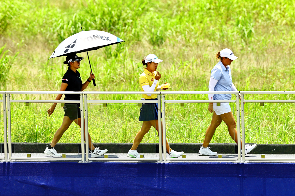 同組で2位スタートのミンジー・リー（中央）に食らいつくゴルフ