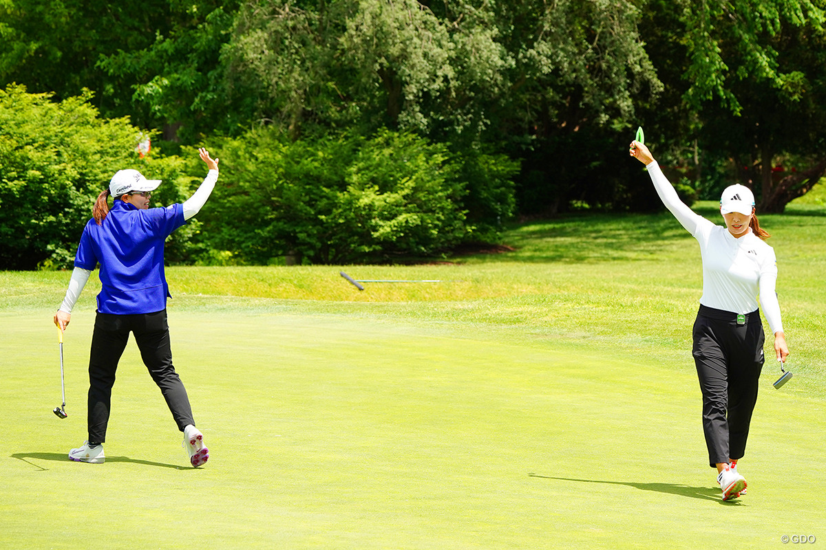 LPGAダウ選手権ペア　渋野日向子・勝みなみ直筆サイン入りキャップ（未着用） 痛恨“トリ”で背中を丸める勝みなみへ 渋野日向子が2人で決めた