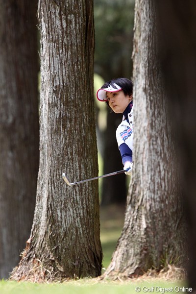 2011年 サイバーエージェントレディスゴルフトーナメント 2日目 茂木宏美 6番ティショットを左の林に入れ出すだけに、結果はボギー