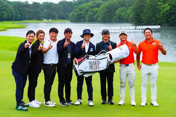 2024年大会の表彰式。優勝した石川遼とサトウ食品の佐藤元社長、契約プロらが記念撮影