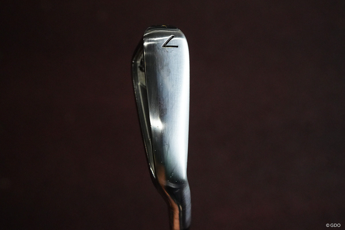 ソールの両サイドが削られていて3面状