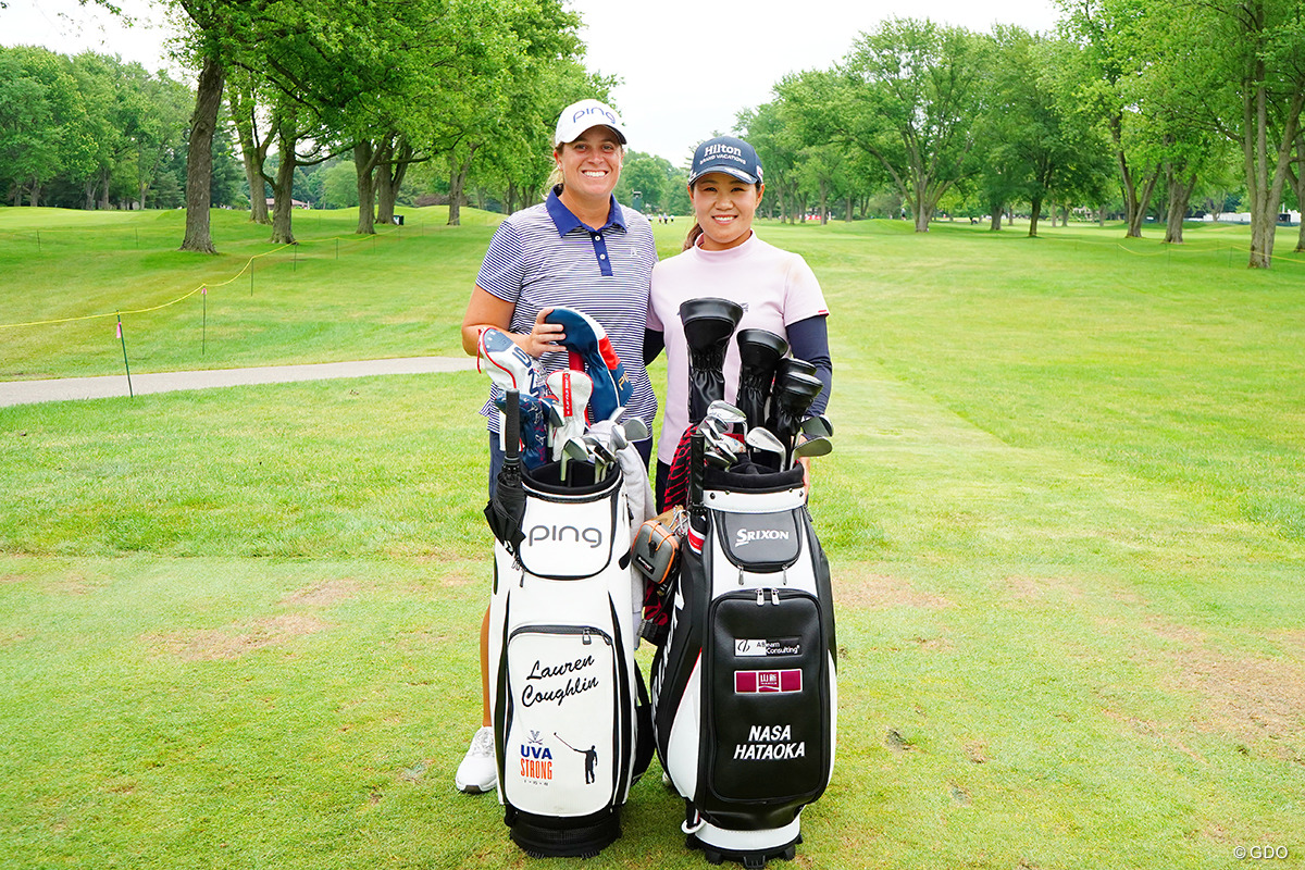 畑岡奈紗（右）は世界ランキング14位のローレン・コフリンと