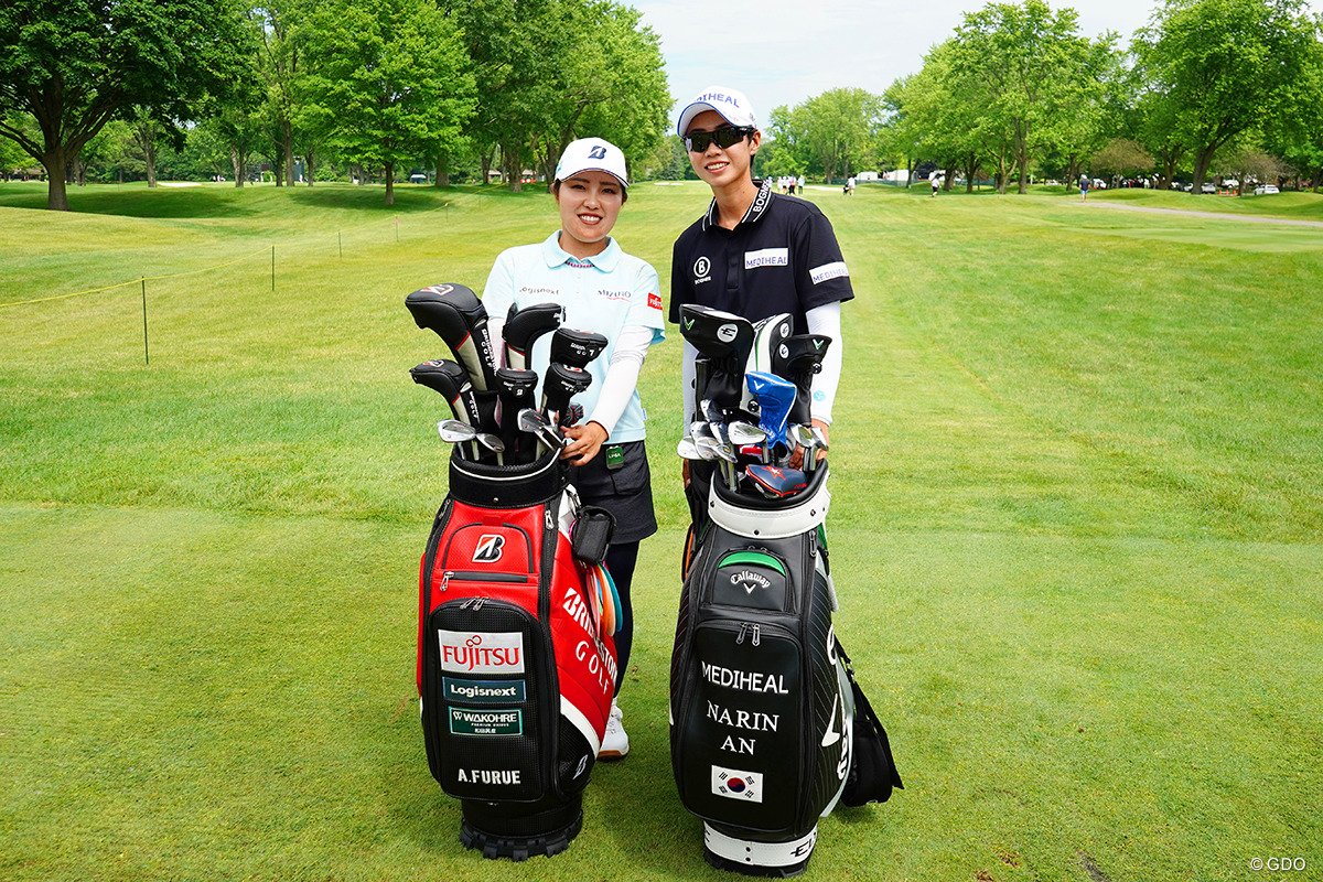 古江彩佳（左）は米ツアー同期のアン・ナリンと