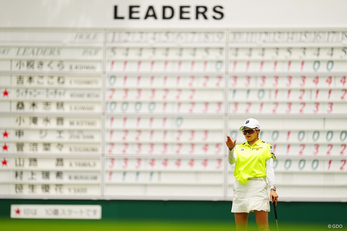 「マスターズ」を感じさせるリーダーボードを背に