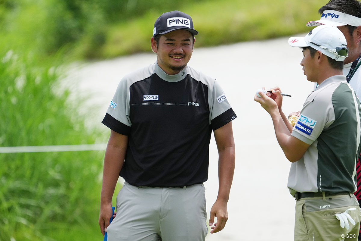 バーディを奪い笑顔を見せる