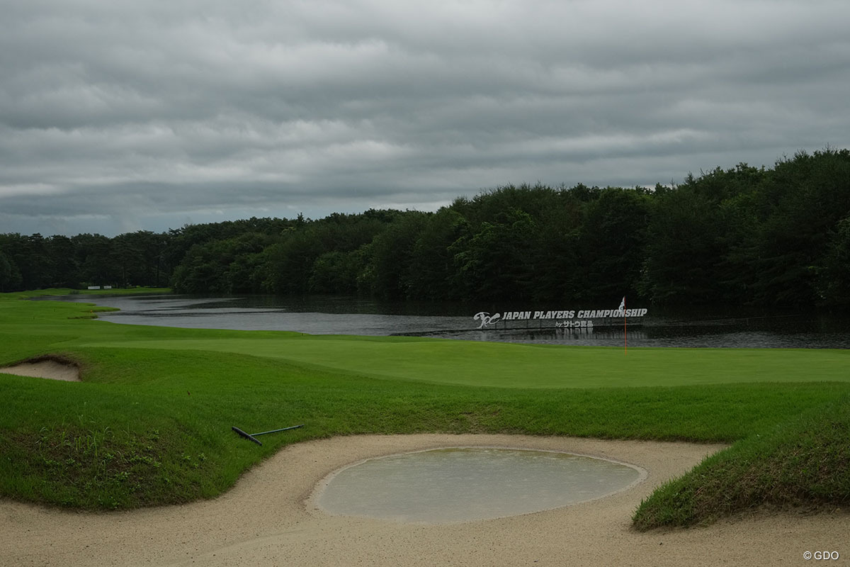 バンカーに水が浮く