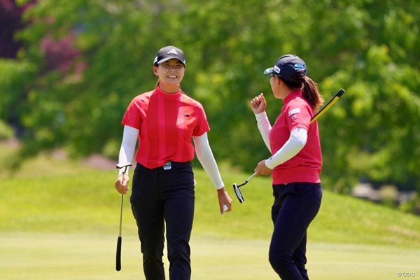 渋野日向子（左）と勝みなみは「73」でプレーした