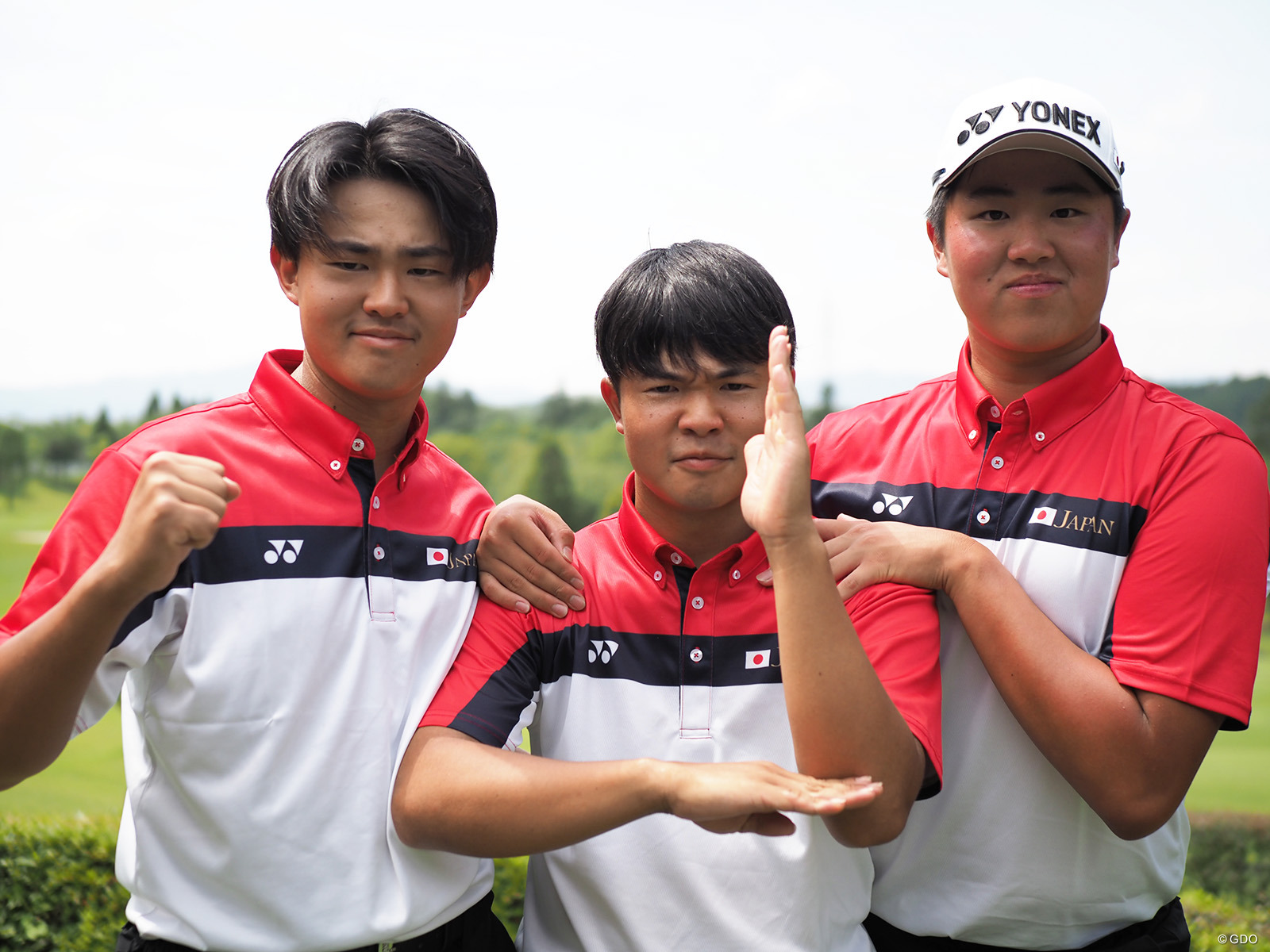 男子団体戦を制した（左から）長崎煌心、長崎大星、松山茉生