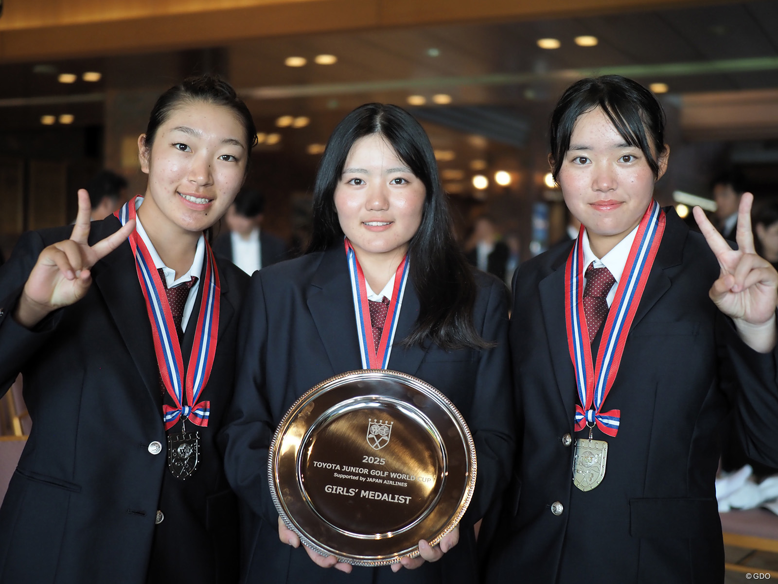 女子団体戦を制した（左から）長澤愛羅、新地真美夏、岩永杏奈