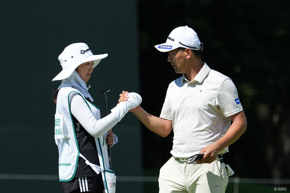 競技を終えキャディとガッツリ握手 2025年 ジャパンプレーヤーズチャンピオンシップ by サトウ食品 2日目 石坂友宏