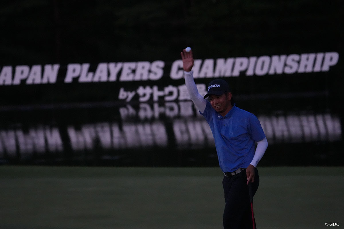 サスペンデッドのサイレンが鳴る中、18番バーディ