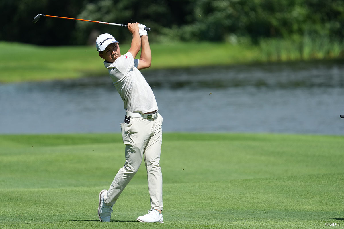 石坂友宏は2日目に8バーディ「63」をマークして首位に立った