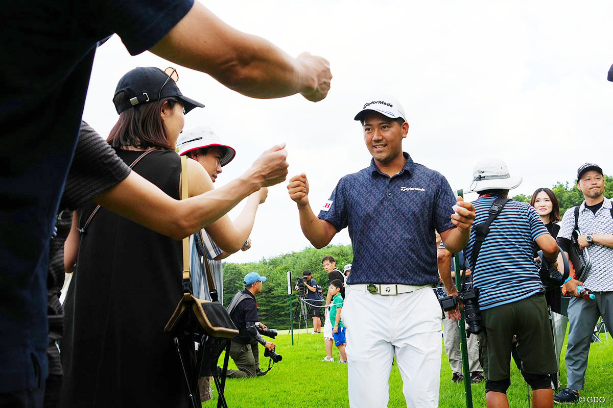 競技を終えファンとグータッチ 2025年 ジャパンプレーヤーズチャンピオンシップ by サトウ食品 3日目 石坂友宏