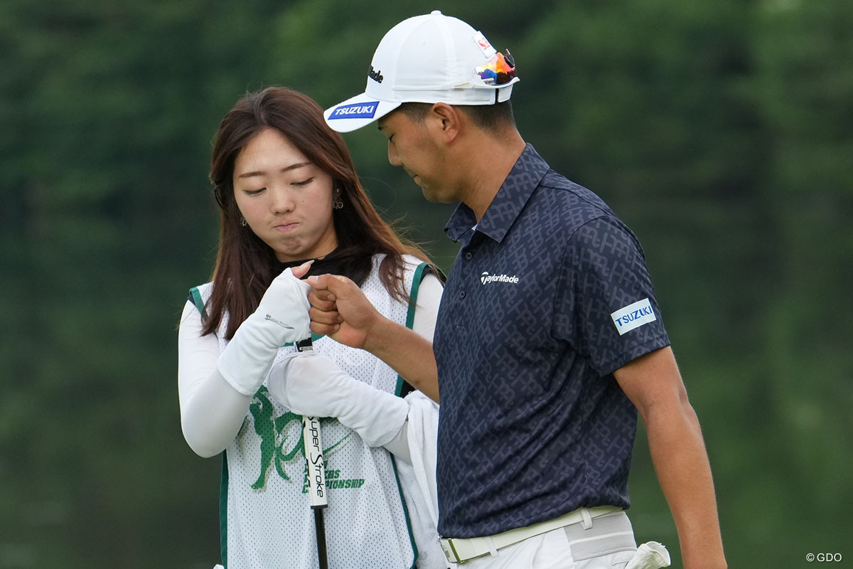 18アンダーで単独首位、競技終了後キャディとグータッチ 2025年 ジャパンプレーヤーズチャンピオンシップ by サトウ食品 3日目 石坂友宏