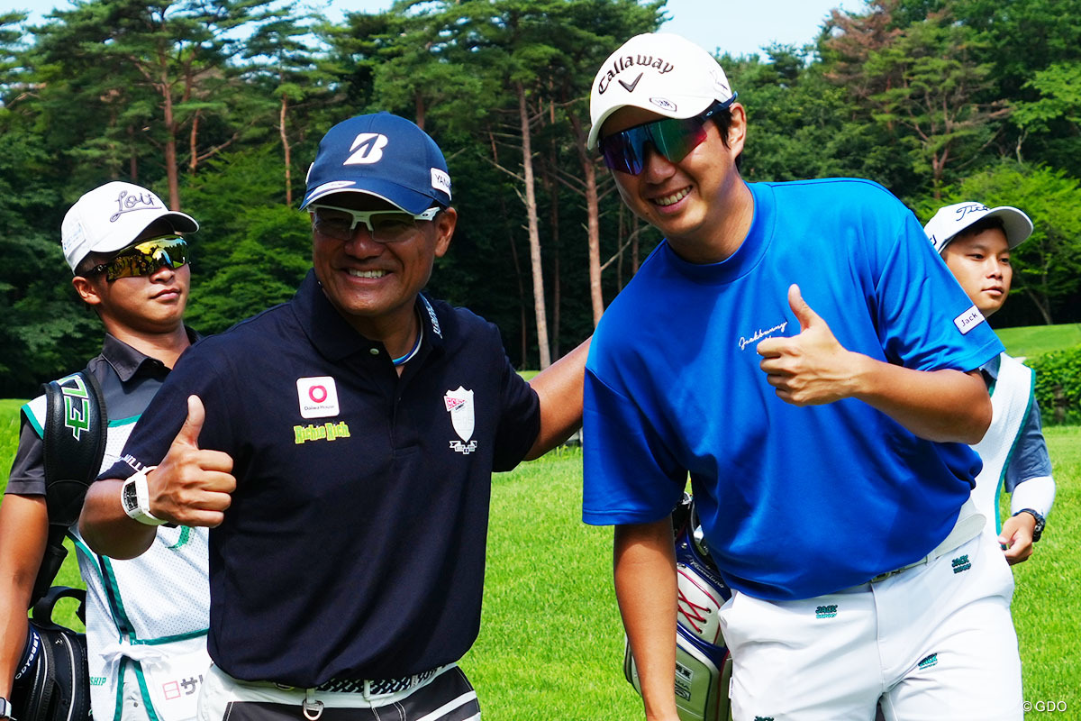 ティショット後カメラに向かってポーズ