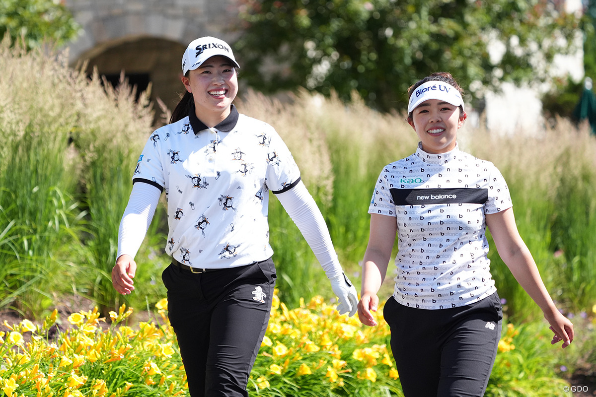 テーマ曲の演出は控えめだったけど…山下美夢有（右）と竹田麗央は笑顔で18番グリーンへ