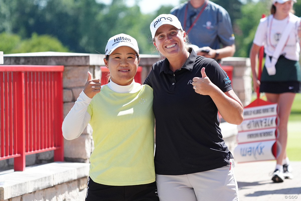 畑岡奈紗（左）はローレン・コフリンと支え合って16位で最終日へ