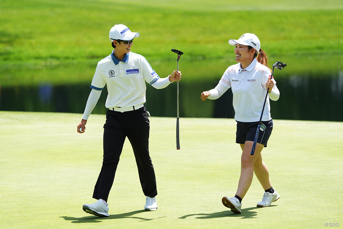 古江彩佳（右）とアン・ナリンのペアは「72」で後退