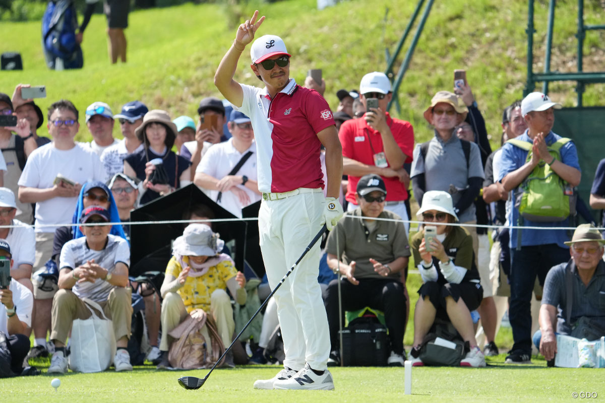 スタートホールでファンの声援に応える 2025年 ジャパンプレーヤーズチャンピオンシップ by サトウ食品 4日目 中西直人