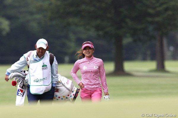 2011年 サイバーエージェントレディスゴルフトーナメント 最終日 有村智恵 風の中、グリーンに向かいながらも笑顔の智恵ちゃん