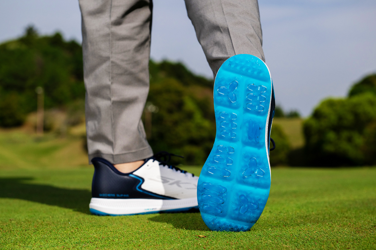 クラブ握ったまま履けちゃう“スリップインズ”の実力はどれほどかっ