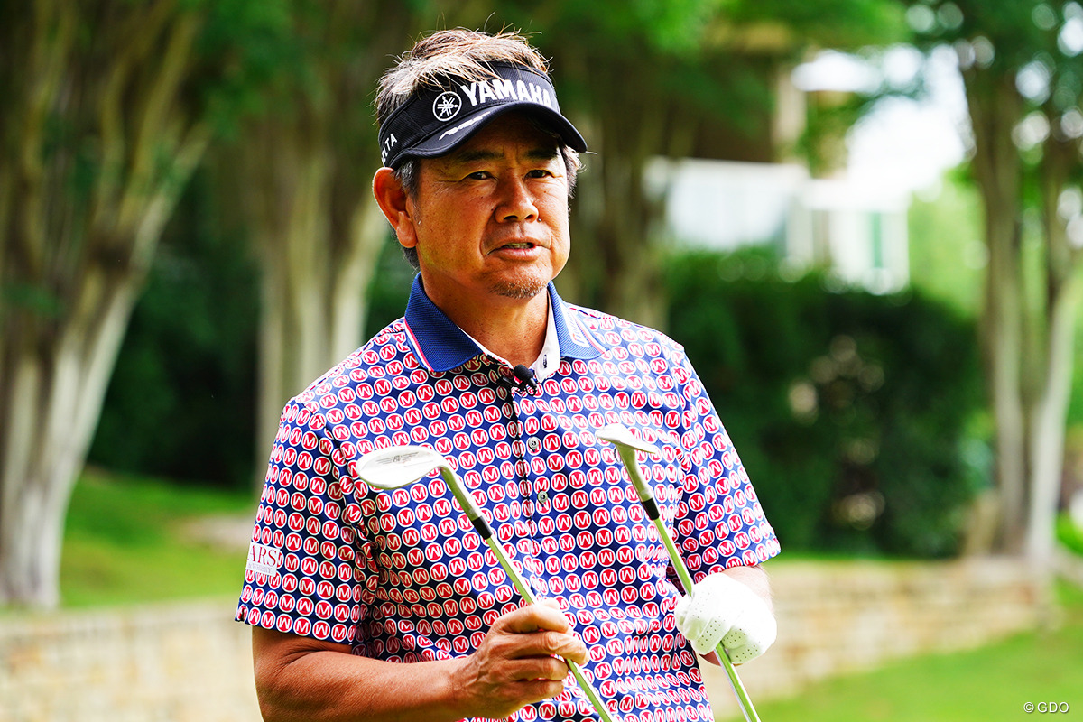 両腕の三角形を左右に動かす