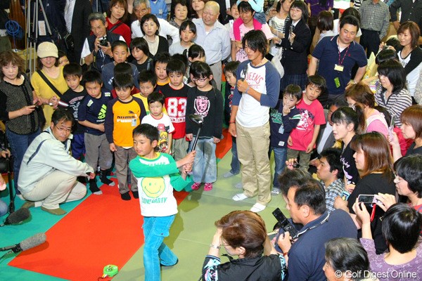 埼玉県三郷市にある避難所を訪問した石川遼。子供たちとゴルフゲームを興じた