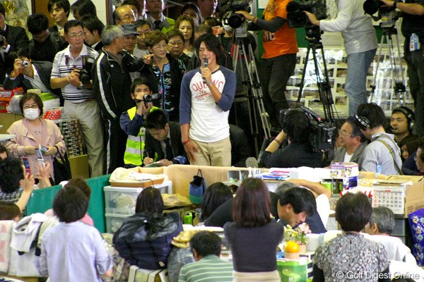 2011年 東日本大震災 避難所訪問 石川遼 15時に避難所を訪れた石川遼。「少しでも皆さんのお力になれれば」と冒頭に挨拶