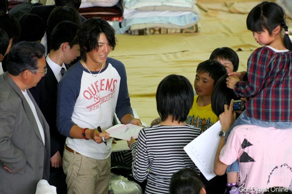2011年 東日本大震災 避難所訪問 石川遼 1人1人に笑顔でサイン。この時ばかりは避難所にも和やかな時間が流れた