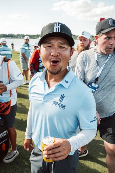 プレーオフ直後の高揚感を表す香妻陣一朗（Photo by Samuel Murray）