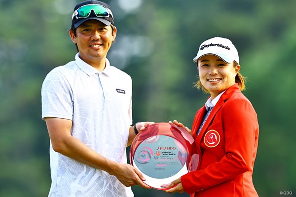2025年 資生堂・JAL レディスオープン 4日目 永峰咲希 夫の田野聖和さん（左）と“結婚後初”の2ショット